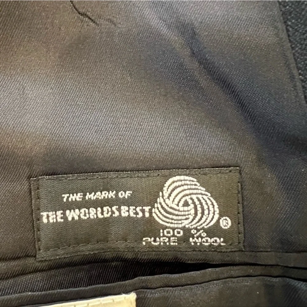 Turnbury Men's Navy Pinstripe Blazer 100% wool 56R like new